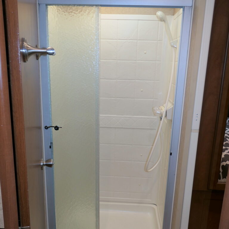 2014 Jayco MELBOURNE 29D Class-B+, Automatic Jacks, Paint, 3-Slide-Outs-Image