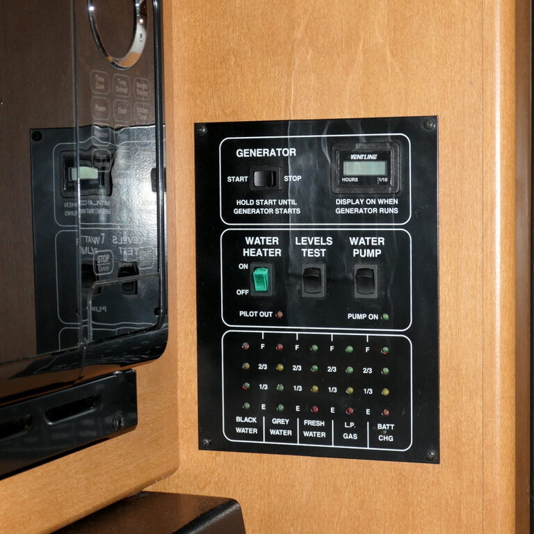 2017 Winnebago MINNIE WINNIE 22R Class-C, U-Shaped Dinette, Sleep-5-Image