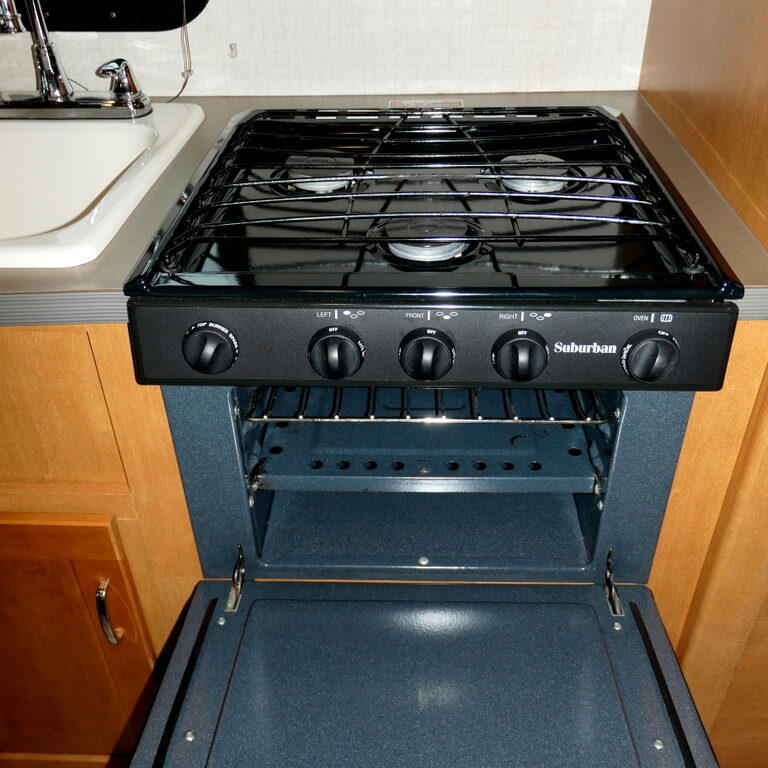 2017 Winnebago MINNIE WINNIE 22R Class-C, U-Shaped Dinette, Sleep-5-Image