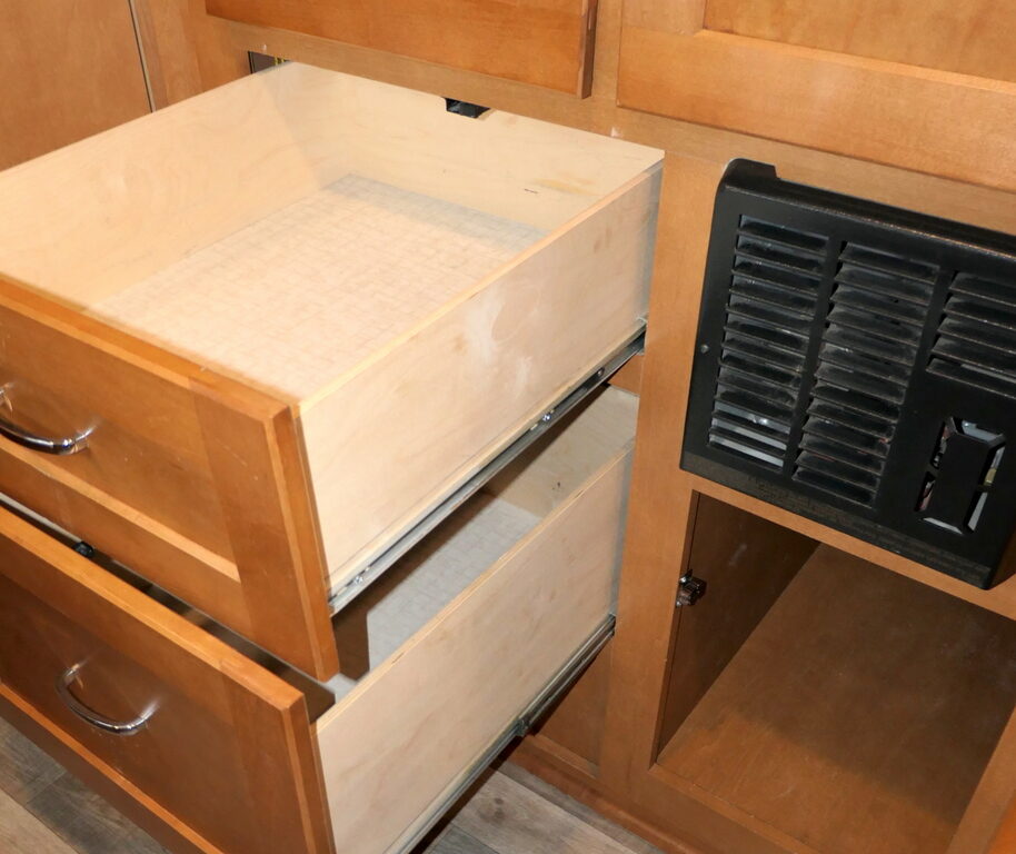 2017 Winnebago MINNIE WINNIE 22R Class-C, U-Shaped Dinette, Sleep-5-Image