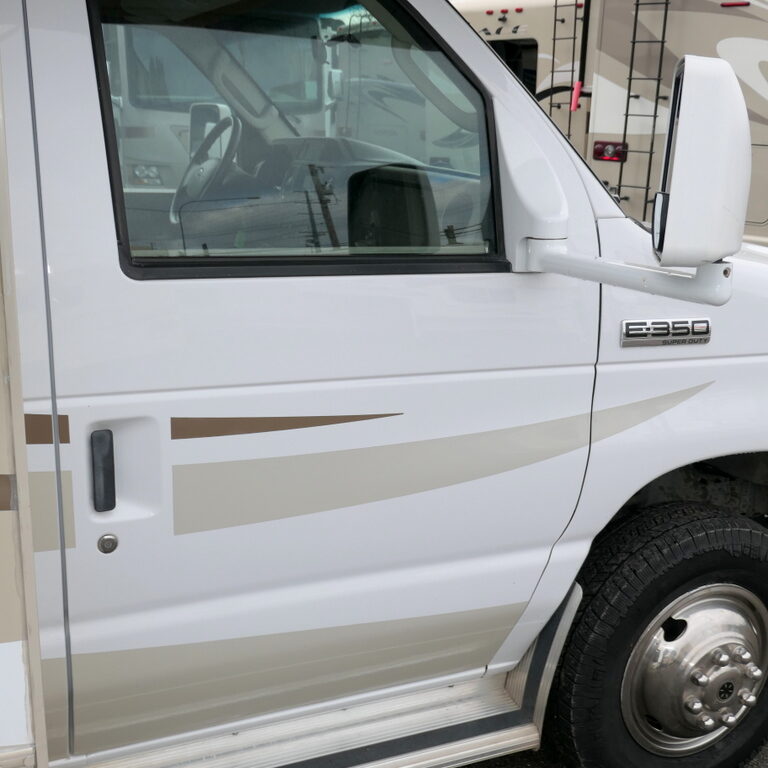 2017 Winnebago MINNIE WINNIE 22R Class-C, U-Shaped Dinette, Sleep-5-Image