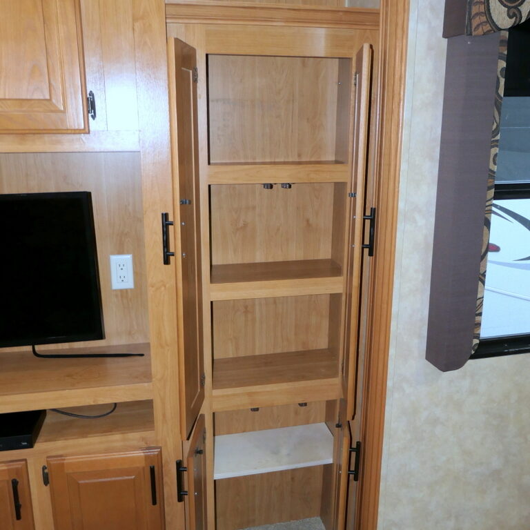 2009 Cedar Creek SILVERBACK 30LSA 5th/Wheel by Forest River, 3-Slide-Outs-Image