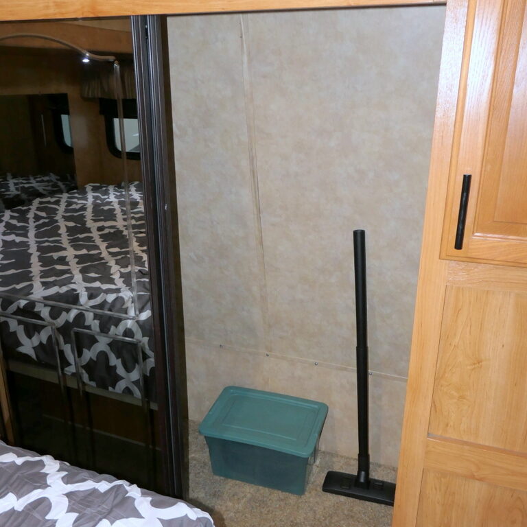 2009 Cedar Creek SILVERBACK 30LSA 5th/Wheel by Forest River, 3-Slide-Outs-Image