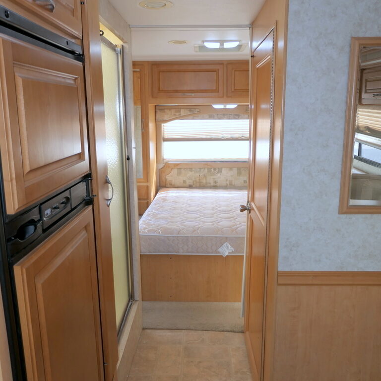 2005 Four Winds CHATEAU 31P Class-C, Slide-Out, Low Miles, Hydraulic Jacks-Image