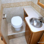 2005 Four Winds CHATEAU 31P Class-C, Slide-Out, Low Miles, Hydraulic Jacks-Thumbnail