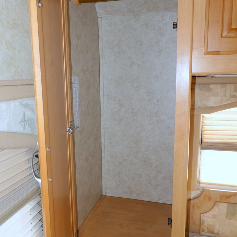 2005 Four Winds CHATEAU 31P Class-C, Slide-Out, Low Miles, Hydraulic Jacks-Image