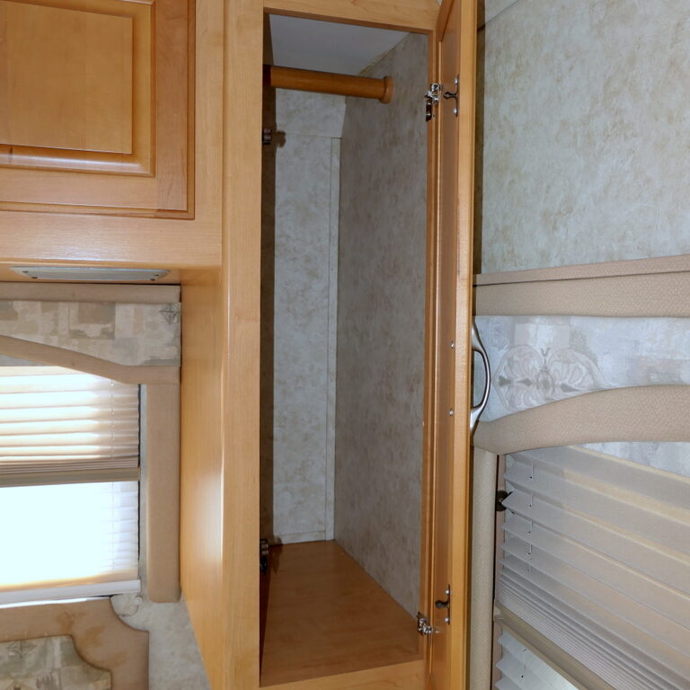 2005 Four Winds CHATEAU 31P Class-C, Slide-Out, Low Miles, Hydraulic Jacks-Image