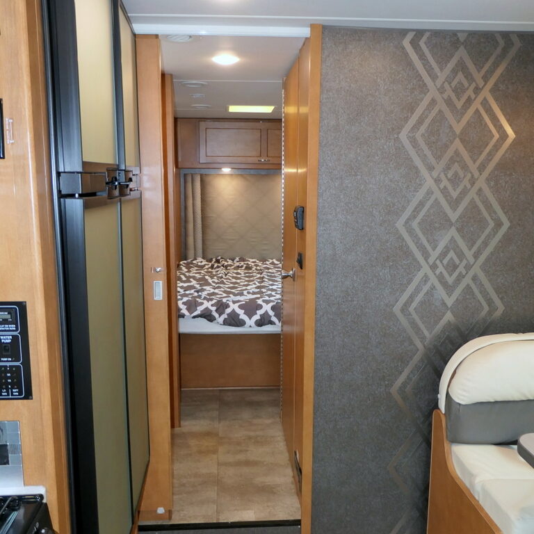 2016 Winnebago MINNIE WINNIE 31K Class-C, Slide-Out, Low Miles, Thermal Windows-Image