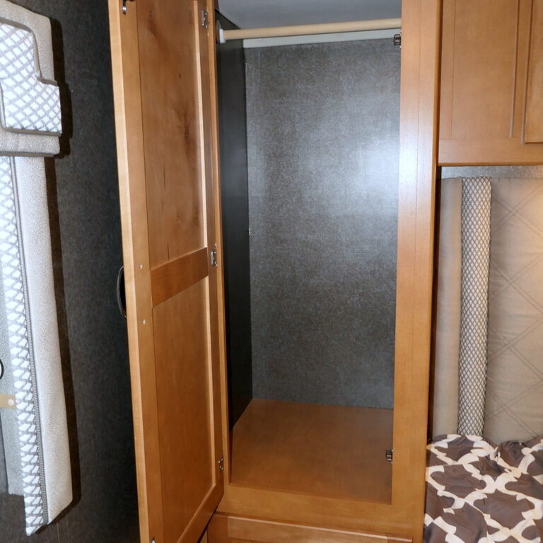 2016 Winnebago MINNIE WINNIE 31K Class-C, Slide-Out, Low Miles, Thermal Windows-Image