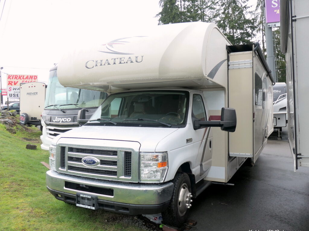 2017 Thor CHATEAU 31W Class-C, Full-Wall Slide-Out, Auto-Leveling, Low Miles-Image