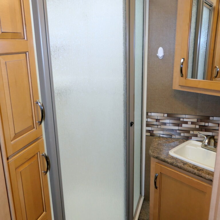 2017 Thor CHATEAU 31W Class-C, Full-Wall Slide-Out, Auto-Leveling, Low Miles-Image