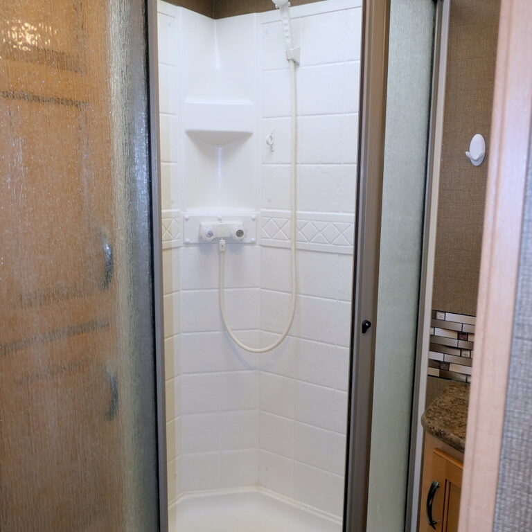 2017 Thor CHATEAU 31W Class-C, Full-Wall Slide-Out, Auto-Leveling, Low Miles-Image