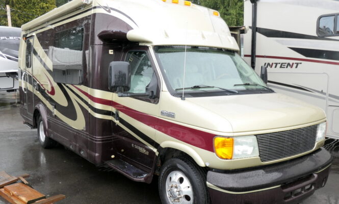 2006 Dynamax ISATA 230 Class-B+, Slide-Out, Full Paint, Jacks, Solar and Lithium-Image