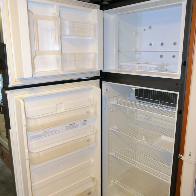 2006 Dynamax ISATA 230 Class-B+, Slide-Out, Full Paint, Jacks, Solar and Lithium-Image