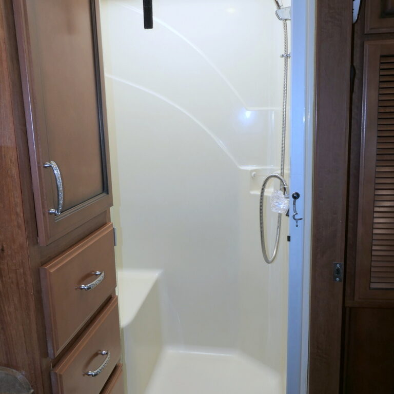 2014 BOUNDER 35K Class-A, By Fleetwood RV, 2-Slide-Outs, Full Body Paint, 1-1/2 Bath-Image