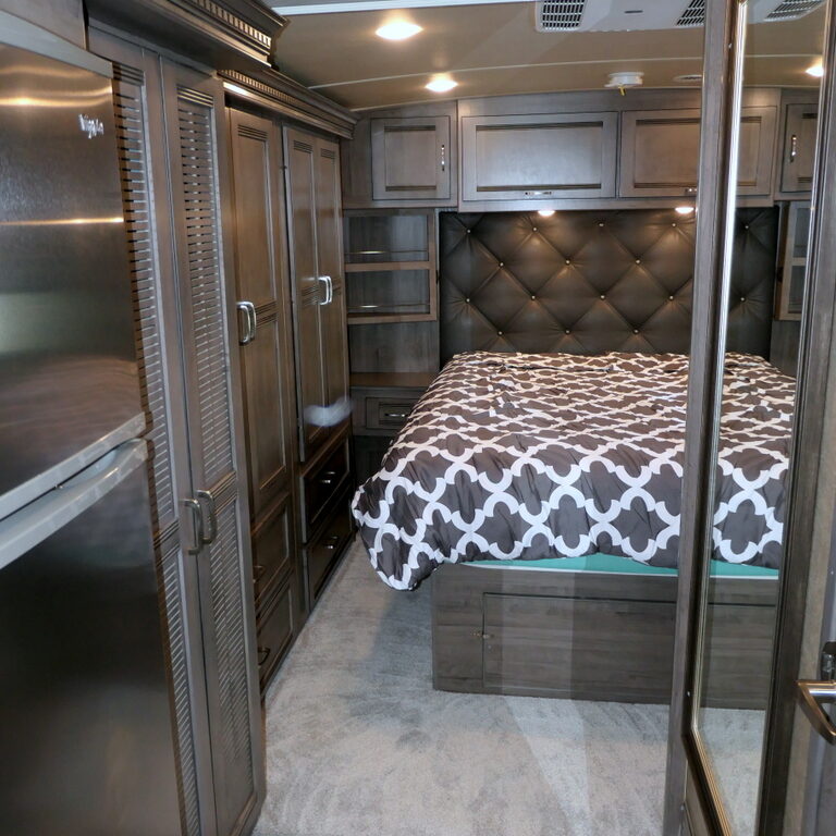 2016 Winnebago FORZA 34T Bus, 2-Slides, Full Paint, Cummins Diesel, Drop-Down Bed-Image