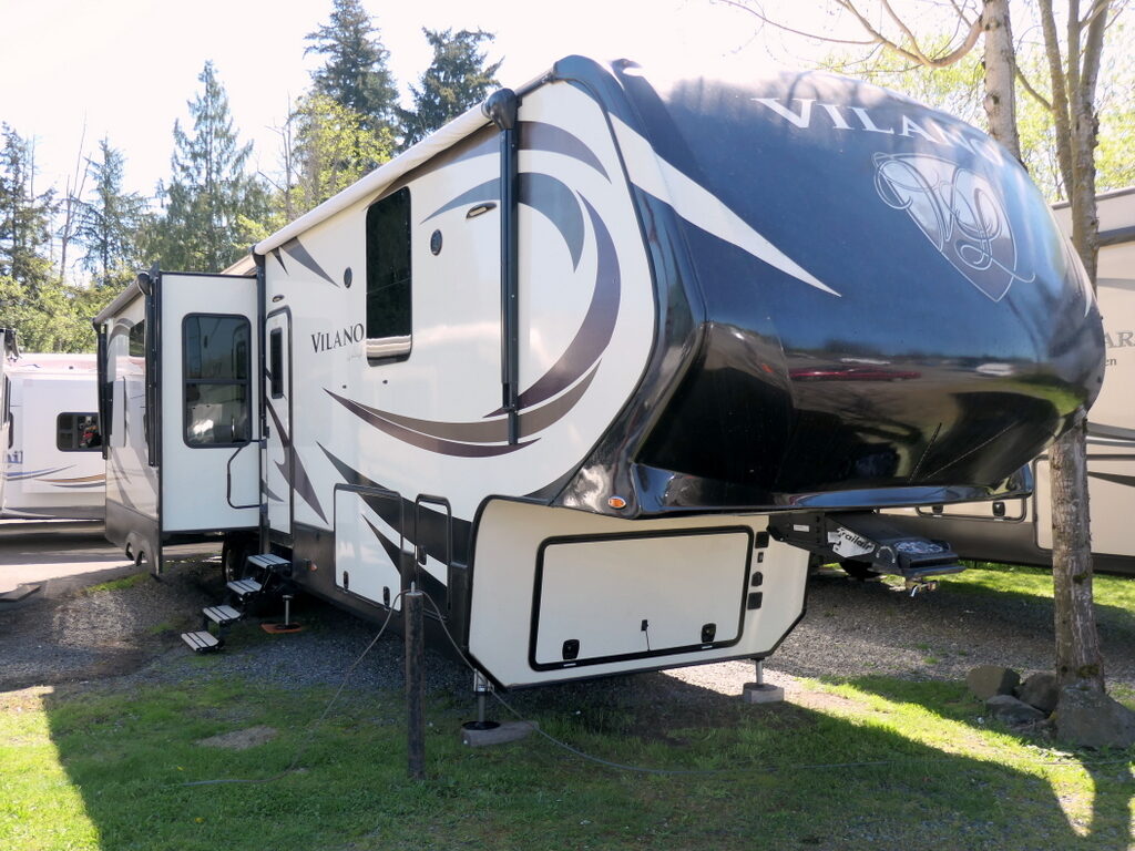 2017 Vanleigh VILANO 365RL 5th Wheel, 3-Slide-Outs, Spacious Interior-Image