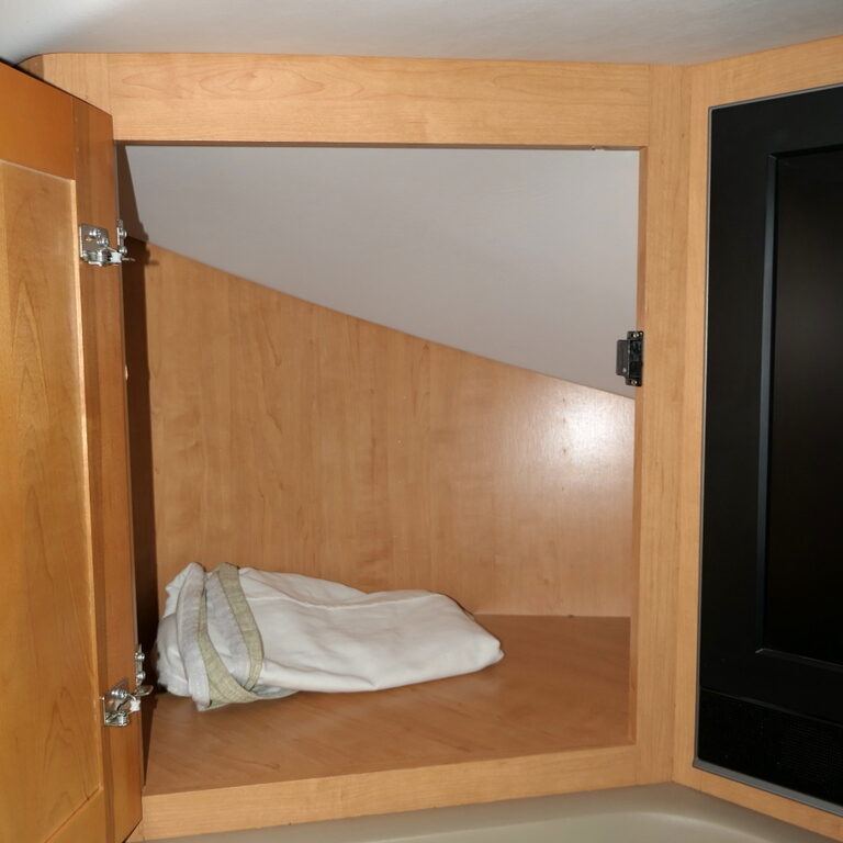 2009 SIESTA 21BC Class-B+ by Four Winds, Ford V-8, Low Miles!-Image