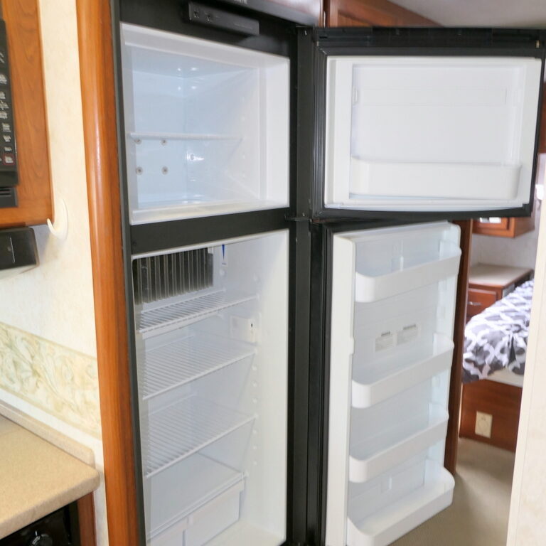 2002 Fleetwood SOUTHWIND 32V Class-A, Slide-Out, 5.5K Generator-Image