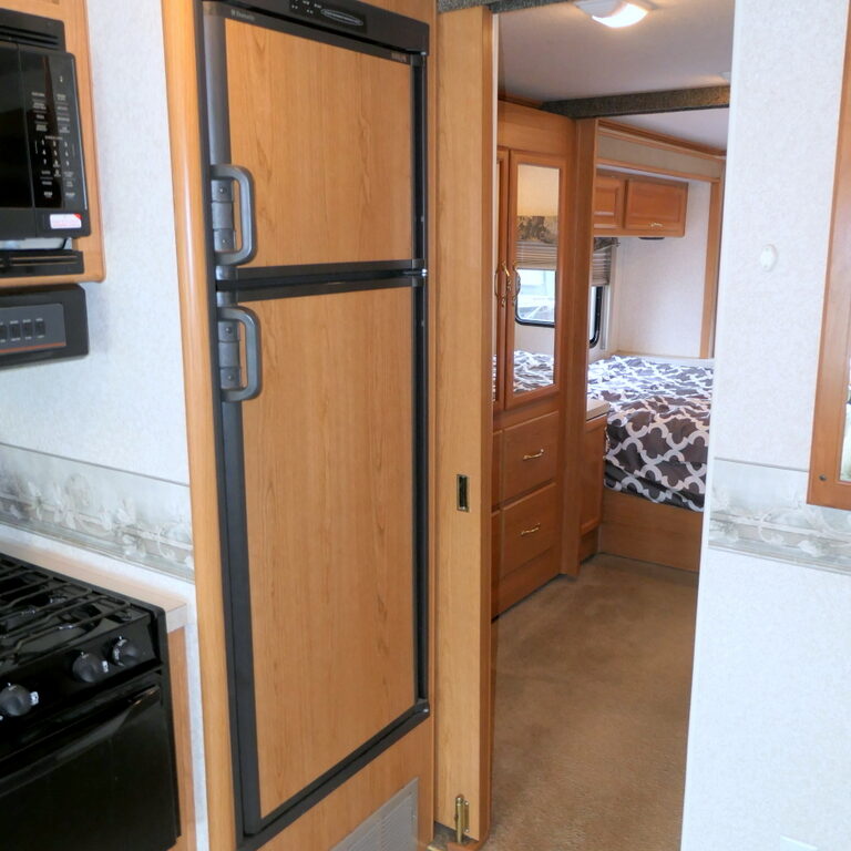 2003 Fleetwood FLAIR 33R Class-A, 2-Slide-Outs, Very LOW Miles-Image