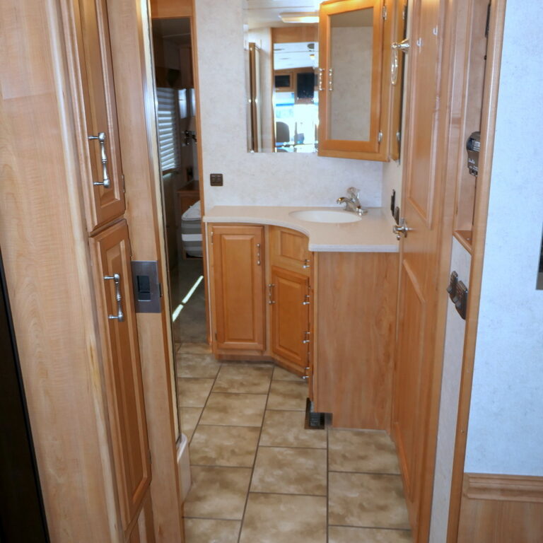 2007 Winnebago JOURNEY SE 36SG Bus, 2-Slide-Outs, Full Paint, Cummins 300HP-Image