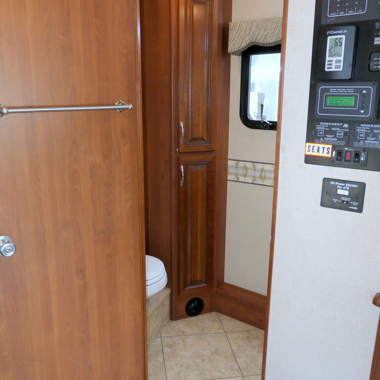 2016 Holiday Rambler VACATIONER 36DB Class-A, Full-Paint, 1-1/2 Baths, 3-Slide-Outs-Image