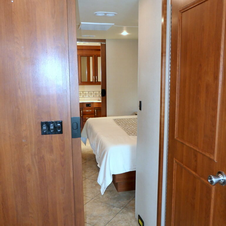 2016 Holiday Rambler VACATIONER 36DB Class-A, Full-Paint, 1-1/2 Baths, 3-Slide-Outs-Image