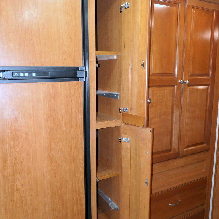 2019 Winnebago VISTA 27PE Class-A, 2-Slide-Outs, King Bed, Sleeps-6-Image