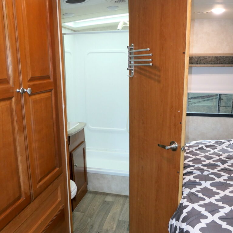 2019 Winnebago VISTA 27PE Class-A, 2-Slide-Outs, King Bed, Sleeps-6-Image