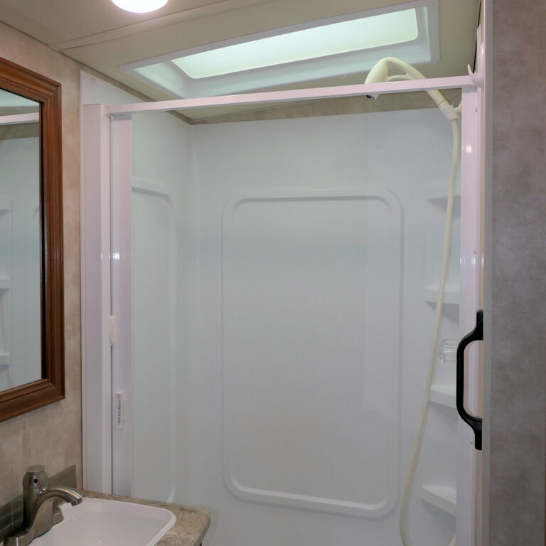 2019 Winnebago VISTA 27PE Class-A, 2-Slide-Outs, King Bed, Sleeps-6-Image