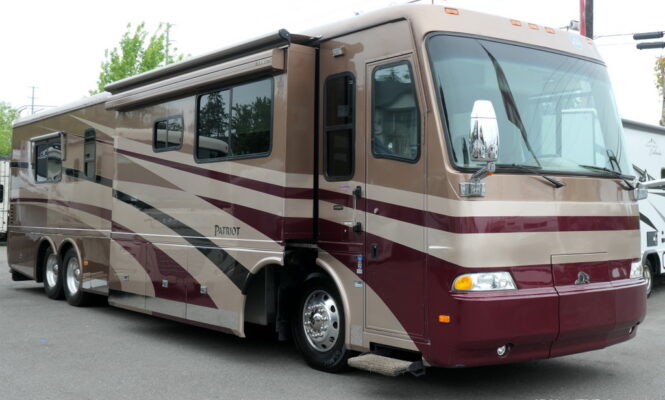 2004 BEAVER PATRIOT THUNDER 40 YORKTOWN BUS, 3-SLIDES, CATERPILLAR 505-HP-Image