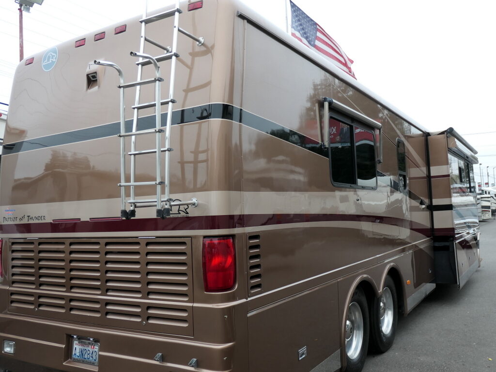 2004 BEAVER PATRIOT THUNDER 40 YORKTOWN BUS, 3-SLIDES, CATERPILLAR 505-HP-Image