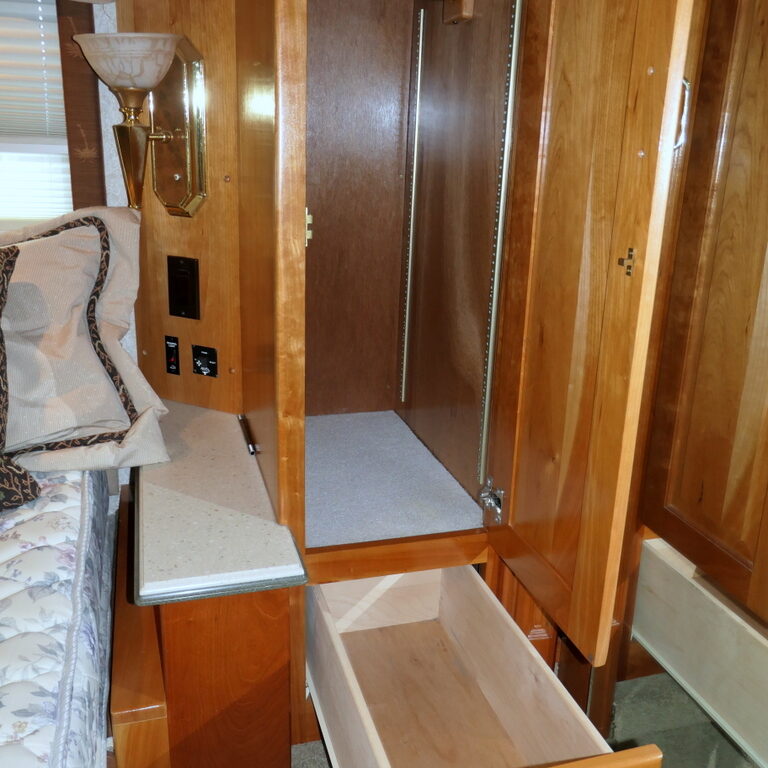 2004 BEAVER PATRIOT THUNDER 40 YORKTOWN BUS, 3-SLIDES, CATERPILLAR 505-HP-Image