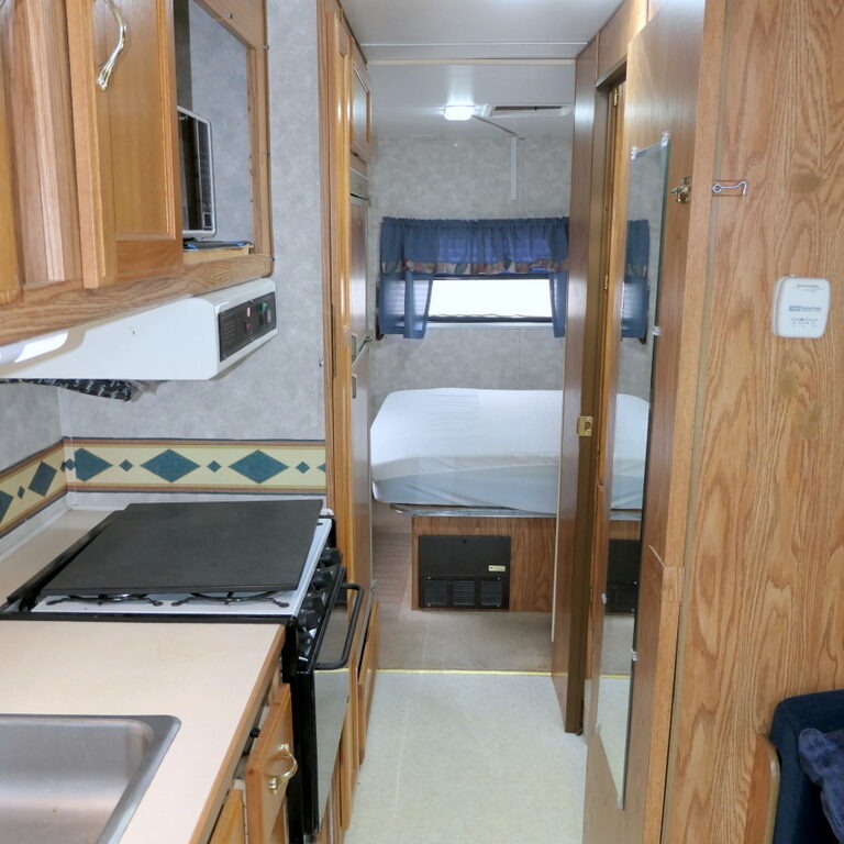 2001 Gulf Stream YELLOWSTONE Sport 253X Class-C, Sleeps-6, Non-Slide, Solar-Image