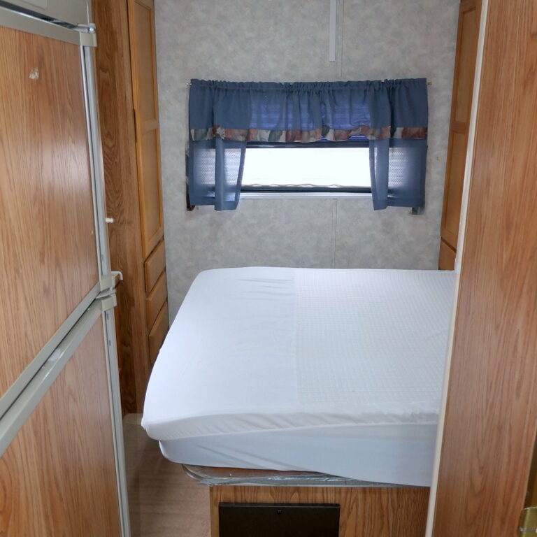2001 Gulf Stream YELLOWSTONE Sport 253X Class-C, Sleeps-6, Non-Slide, Solar-Image