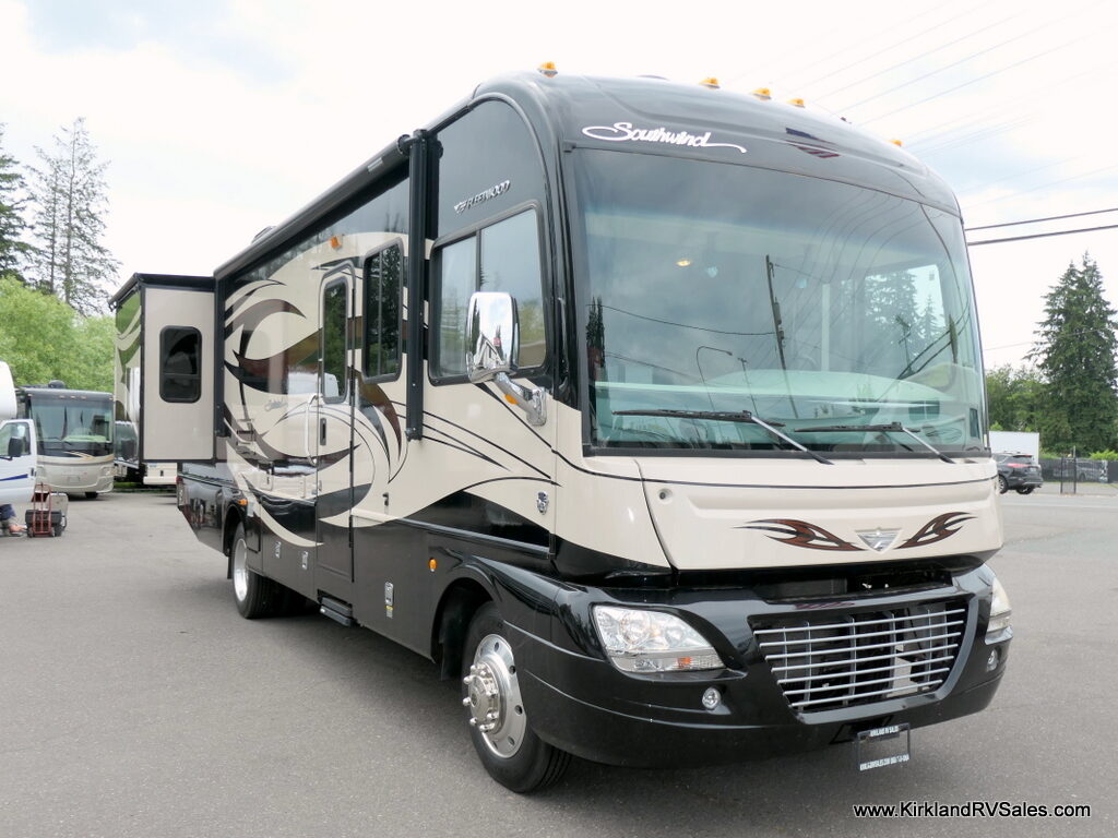 2013 Fleetwood SOUTHWIND 32VS Class-A, 2-Slide-Outs, Full Body Paint, Low Miles!-Image