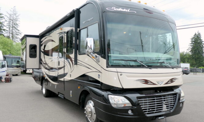 2013 Fleetwood SOUTHWIND 32VS Class-A, 2-Slide-Outs, Full Body Paint, Low Miles!-Image