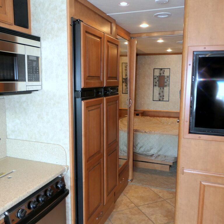 2013 Fleetwood SOUTHWIND 32VS Class-A, 2-Slide-Outs, Full Body Paint, Low Miles!-Image