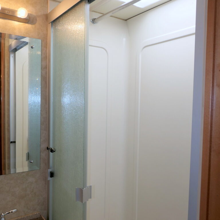 2013 Fleetwood SOUTHWIND 32VS Class-A, 2-Slide-Outs, Full Body Paint, Low Miles!-Image