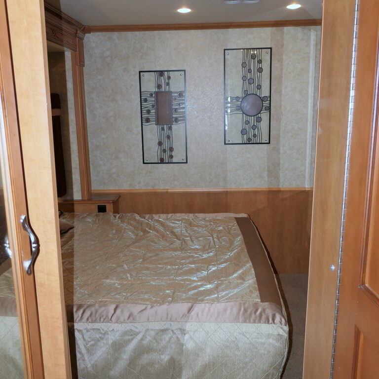 2013 Fleetwood SOUTHWIND 32VS Class-A, 2-Slide-Outs, Full Body Paint, Low Miles!-Image