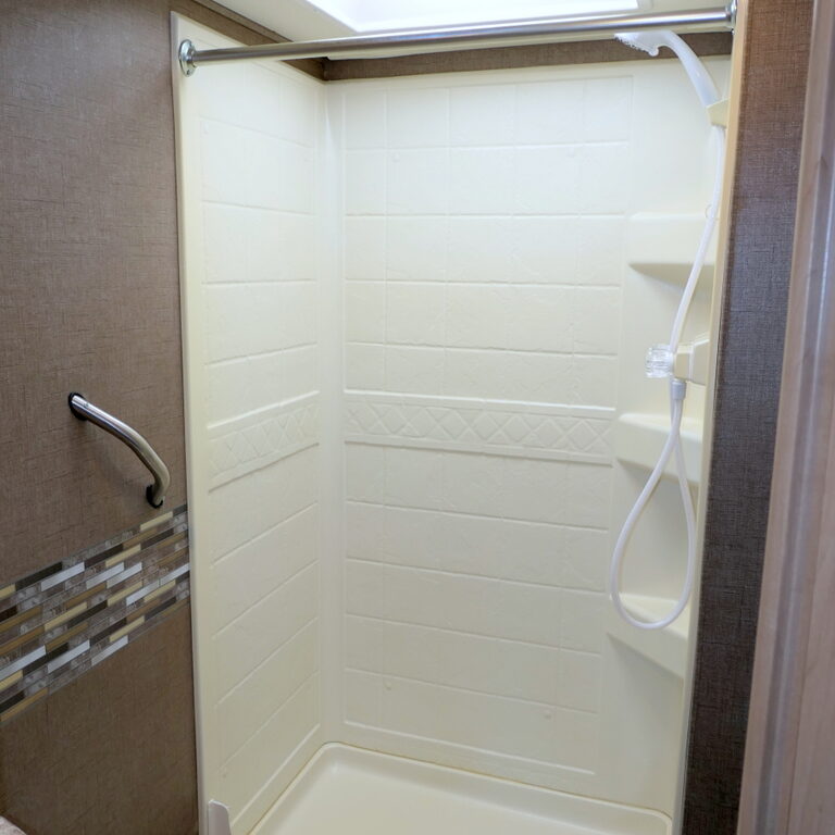 2018 Thor FREEDOM ELITE 22FE Class-C, Slide-Out, Low Miles, Sleeps-6-Image