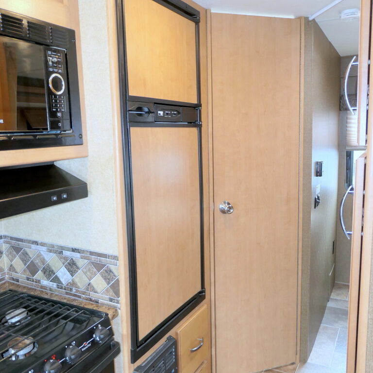 2016 Thor FREEDOM ELITE 22FE Class-C, Slide-Out, Sleeps-6, Solar!-Image