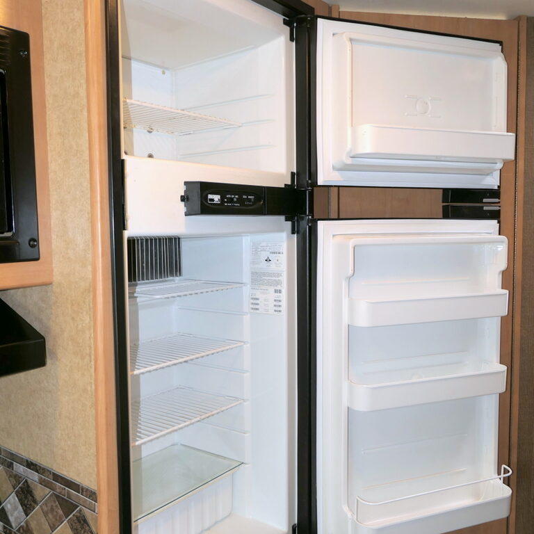 2016 Thor FREEDOM ELITE 22FE Class-C, Slide-Out, Sleeps-6, Solar!-Image