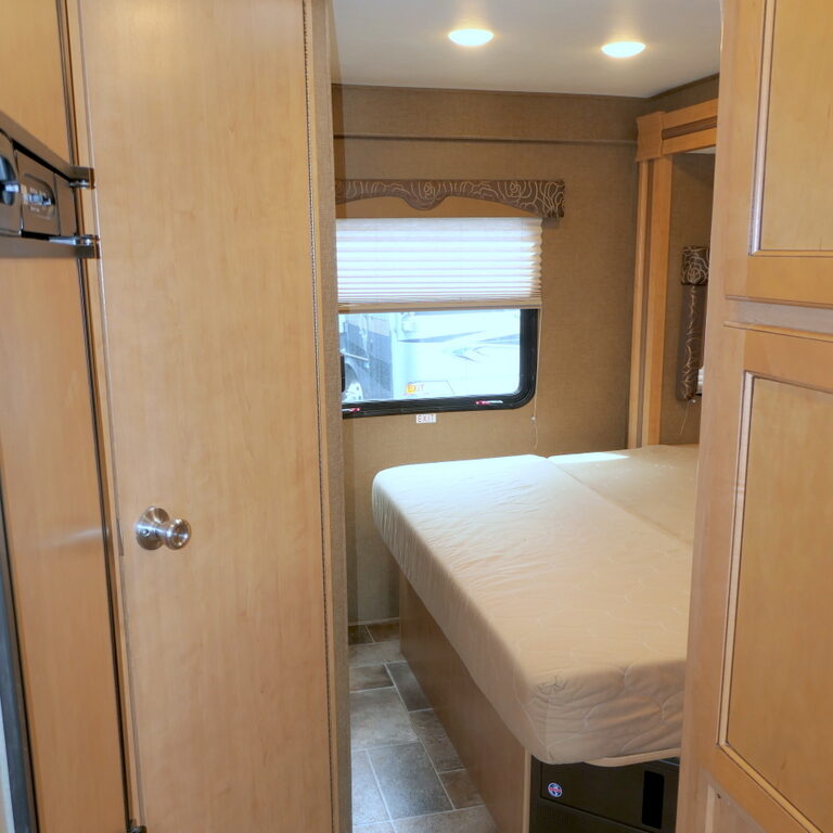2016 Thor FREEDOM ELITE 22FE Class-C, Slide-Out, Sleeps-6, Solar!-Image