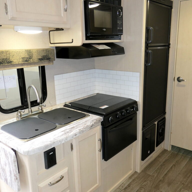 2019 Winnebago MICRO MINNIE 2108DS Travel Trailer, Sleep-4, Slide-Out-Image