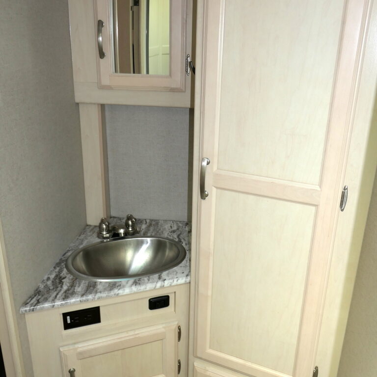 2019 Winnebago MICRO MINNIE 2108DS Travel Trailer, Sleep-4, Slide-Out-Image