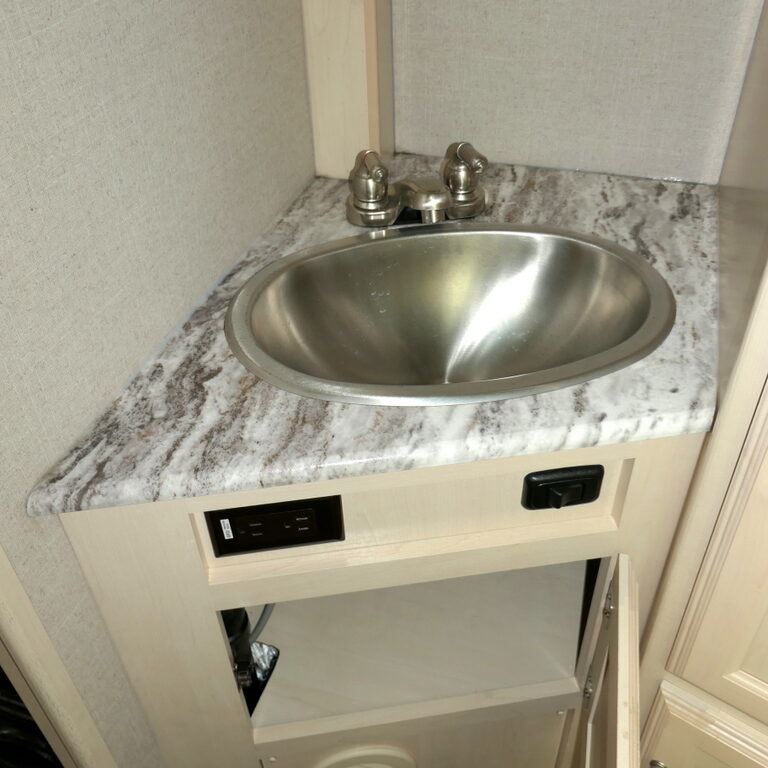 2019 Winnebago MICRO MINNIE 2108DS Travel Trailer, Sleep-4, Slide-Out-Image