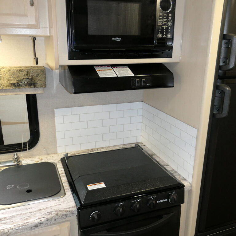 2019 Winnebago MICRO MINNIE 2108DS Travel Trailer, Sleep-4, Slide-Out-Image