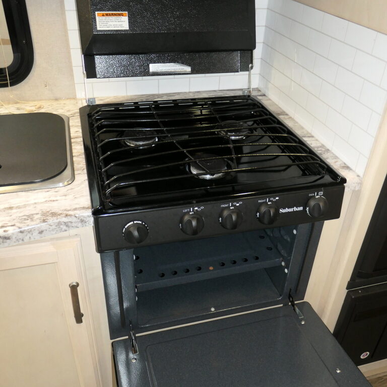2019 Winnebago MICRO MINNIE 2108DS Travel Trailer, Sleep-4, Slide-Out-Image