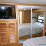2005 DISCOVERY 39S Bus, By Fleetwood RV, 3-Slide-Outs, 330HP-Thumbnail